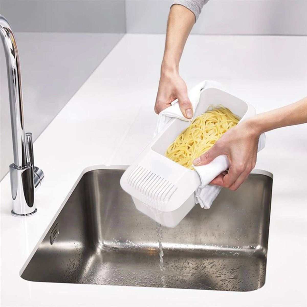 Microwave Pasta Cooker Integrated Strainer Lid BPA-Free Dishwasher-Safe